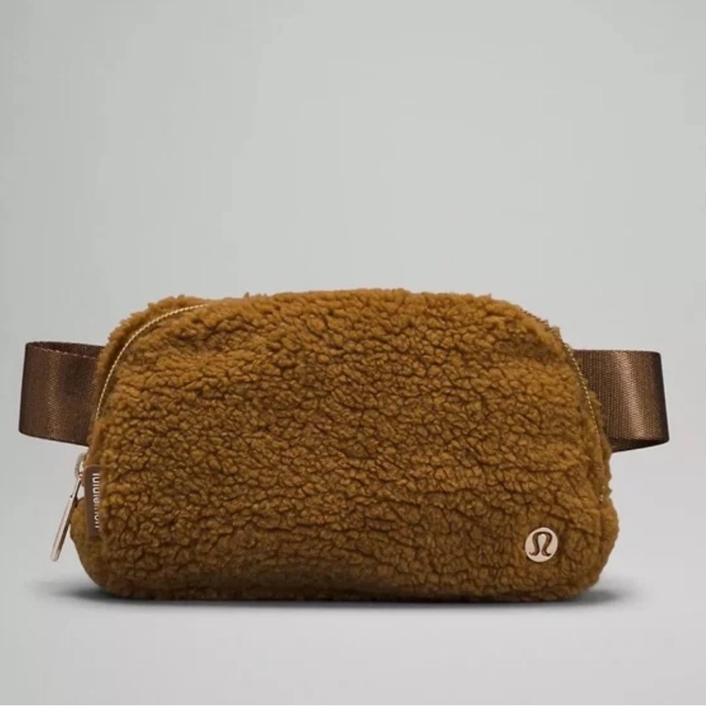 NWT lululemon camel everywhere fleece bag - Picture 1 of 3